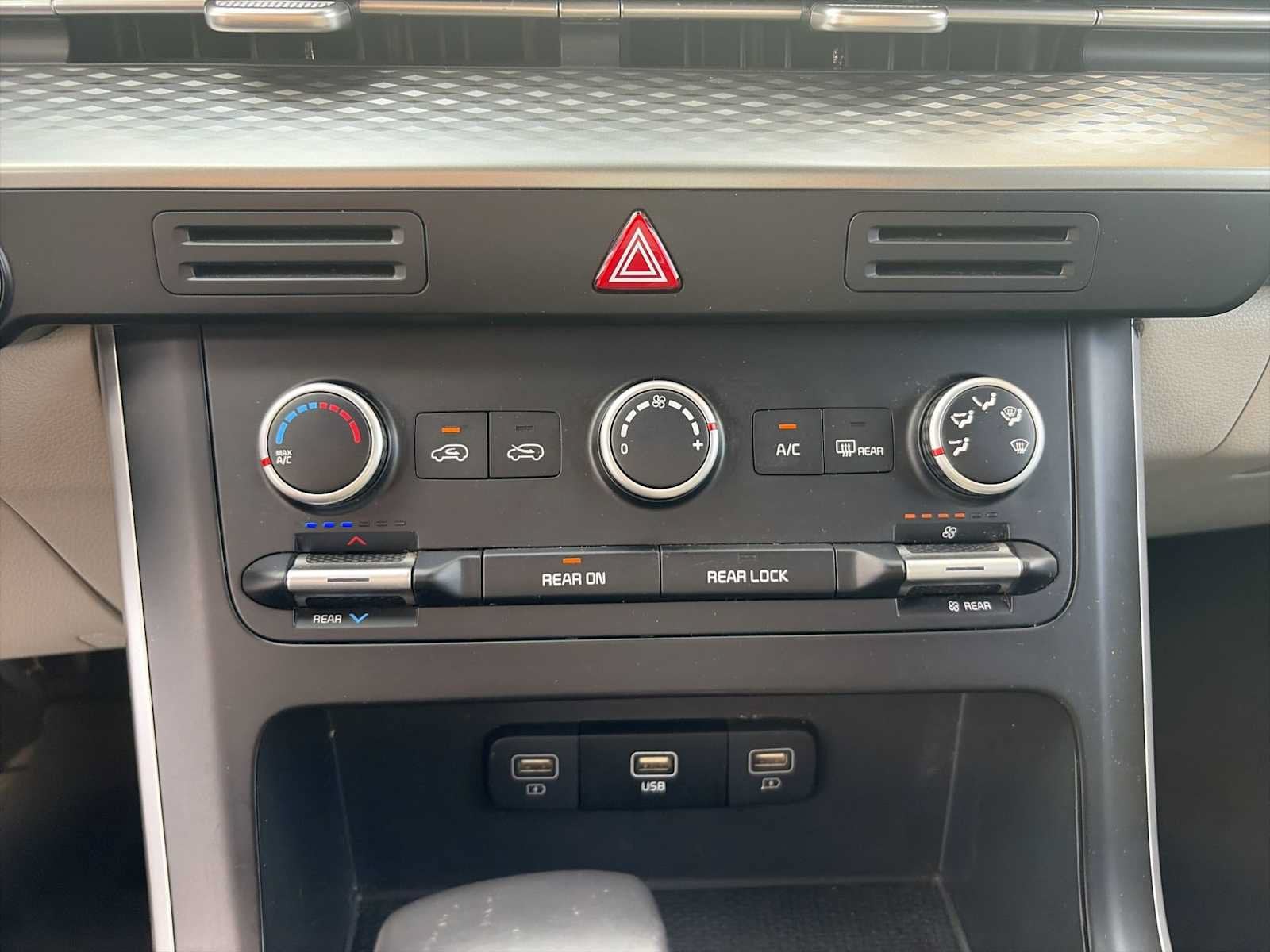 2024 Kia Carnival LX